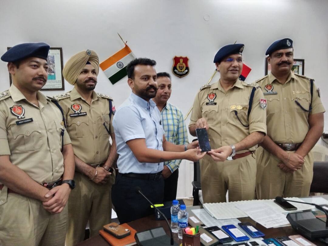 If your phone has lost police is finding your phone Sangrur News: ਫੋਨ ਗੁਆਚਣ 'ਤੇ ਨੋ ਟੈਨਸ਼ਨ! ਹੁਣ ਪੁਲਿਸ ਲੱਭ ਕੇ ਦੋ ਰਹੀ ਮੋਬਾਈਲ ਫੋਨ
