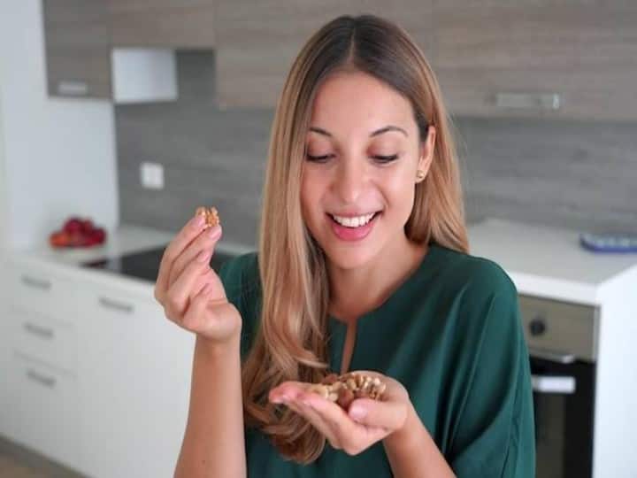 health tips benefits of badam know how much almonds should be eaten क्या ज्यादा बादाम खाना भी बन सकता है परेशानी? जानें क्या कहते हैं हेल्थ एक्सपर्ट्स