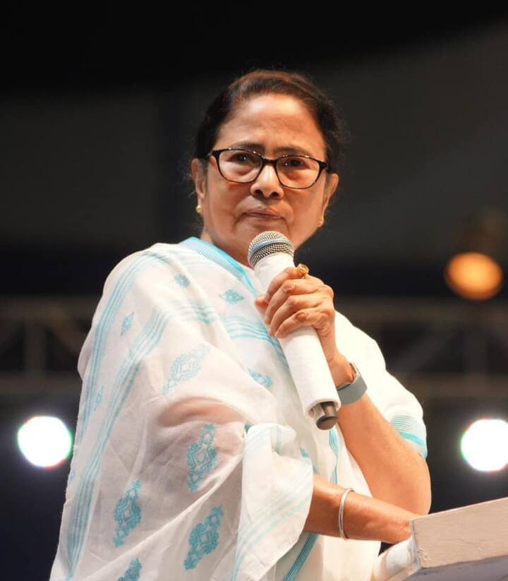 মুখ্যমন্ত্রীর কথায়, “চাকরিতে ঢোকার তিন বছরের মধ্যে এক বছরের ট্রেনিংটা নিতে হবে বলা ছিল অর্ডারে। যেটা ওঁদের সবার নেওয়া। আরও অনেক পয়েন্ট রয়েছে, তবে বিষয়টা যেহেতু আদালতে যাবে তাই এই নিয়ে আর কথা বলতে চাই না। আইনজীবীরা নির্দিষ্ট জায়গায় তা বললেন।’’