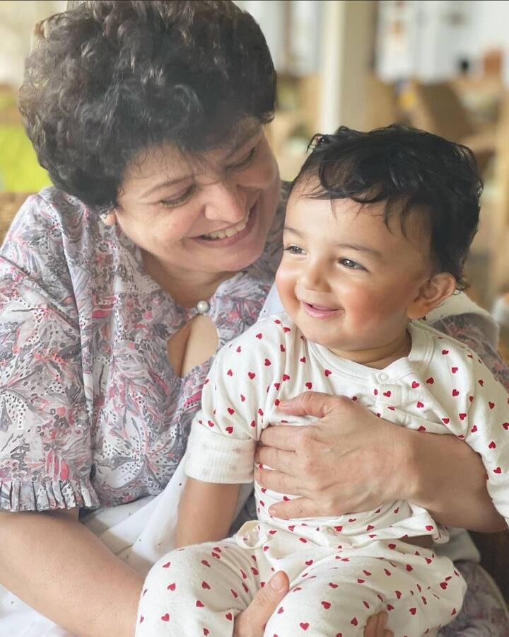 அன்னையர் தினத்தையொட்டி, தனது அம்மாவின் புகைப்படத்தையும் குழந்தை நீலின் புகைப்படத்தையும் பகிர்ந்துள்ளார் காஜல்.