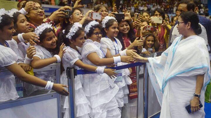 অতীতে DA আন্দোলনকারীদের চিরকুটে চাকরি পাওয়া চোর-ডাকাত বলে সমালোচনা করেছিলেন মুখ্যমন্ত্রী।