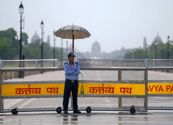 Delhi Weather Update Light rain with strong winds likely in Delhi on Tuesday, says IMD Delhi Weather: चिलचिलाती गर्मी के बीच दिल्ली वालों के लिए राहत की खबर! जानें- मंगलवार को कैसा रहेगा मौसम?