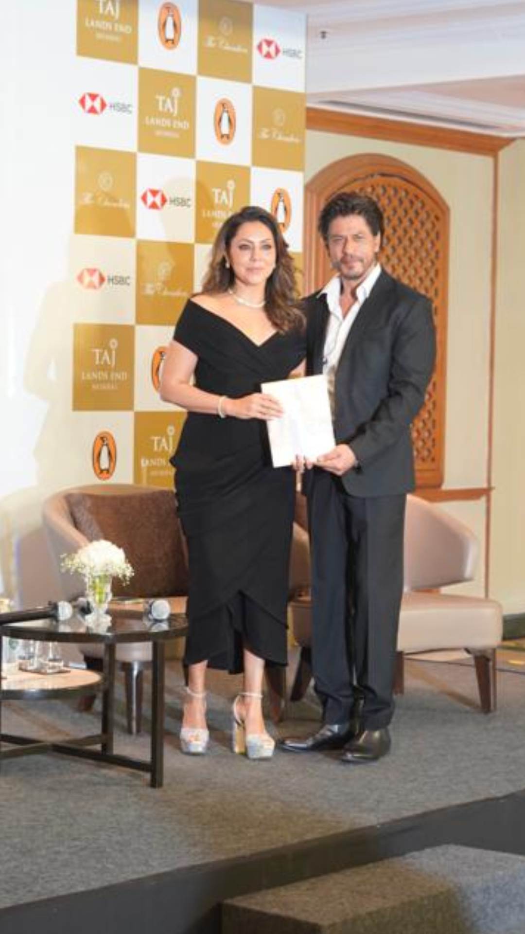 बीवी गौरी के बुक लॉन्च में किंग की तरह पहुंचे SRK, देखें कपल की ट्विनिंग
