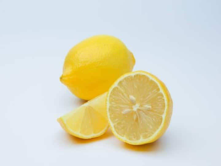 Lemon peels are beneficial for health dont steal them and throw them in the garbage नींबू निचोड़कर कचरे में न फेंके छिलका, ग्लोइंग स्किन और वेट लॉस्ट से लेकर इसकी मदद से मोती की तरह चमकेंगे आपके दांत