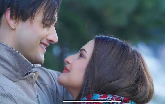 ਹਿਮਾਂਸ਼ੀ ਖੁਰਾਨਾ ਇੱਕ ਮਸ਼ਹੂਰ ਪੰਜਾਬੀ ਅਦਾਕਾਰਾ ਹੈ, ਜਿਸ ਨੂੰ 'ਬਿੱਗ ਬੌਸ 13' ਤੋਂ ਸਭ ਤੋਂ ਵੱਧ ਪਛਾਣ ਮਿਲੀ। ਸ਼ੋਅ 'ਚ ਉਸ ਨੂੰ ਸਹਿ ਪ੍ਰਤੀਯੋਗੀ ਆਸਿਮ ਰਿਆਜ਼ ਨਾਲ ਪਿਆਰ ਹੋ ਗਿਆ ਸੀ ਅਤੇ ਉਹ ਡੇਟਿੰਗ ਕਰ ਰਹੇ ਸਨ।