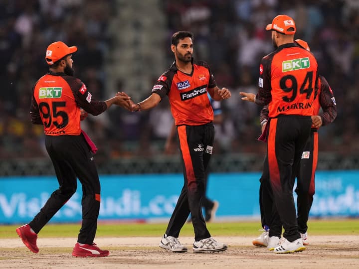 IPL 2023 Bhuvneshwar Kumar 5 Wicket Haul GT vs SRH 4 Wickets in Final Over Gujarat Titans vs Sunrisers Hyderabad IPL 2023: गुजरात के खिलाफ भुवनेश्वर कुमार ने झटके 5 विकेट, आखिरी ओवर में रन आउट समेत 4 खिलाड़ियों को किया आउट