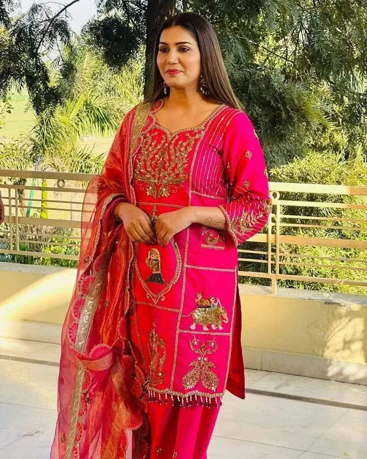 सपना चौधरी ने खेसारी लाल यादव के साथ भी कुछ महीनों पहले मटक मटक गाना रिलीज किया था जिसे करीबन 21 मिलियन से भी ज्यादा बार सुना गया.