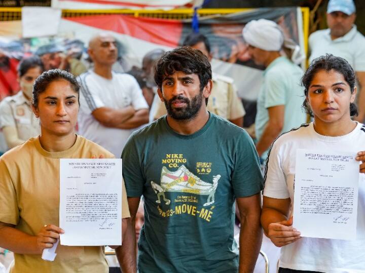 Wrestlers Protest: जंतर मंतर के बाहर भी होगा पहलवानों का प्रदर्शन, शाम को सीपी से होगी शुरुआत Wrestlers Protest Going to Connaught place in Evening asks for support Wrestlers Protest: जंतर मंतर के बाहर भी होगा पहलवानों का प्रदर्शन, शाम को सीपी से होगी शुरुआत