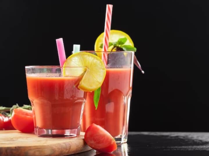 गर्मी में अक्सर मन करता है कि खट्टे मीठे ड्रिंक पीते रहें. लेकिन हर वक्त ऐसे ड्रिंक बनाना मुमकिन तो नहीं है. लेकिन आज हम आपको ऐसा कुछ बताएंगे जिसे अगर आप पूरे दिन में एक बार भी पी लेंगे तो बस आपका पेट और दिमाग ठंडा होने के साथ-साथ संतुष्ट हो जाएगा. इस गर्मी आप स्पेशल ग्रेपफ्रूट पंच को आजमा सकते हैं. इसमें ताजे अंगूर के रस, स्प्राइट, नींबू, चीनी और पुदीने के गुणों से बना है. कुछ ही मिनटों में बनने वाला यह ड्रिंक ब्रंच पार्टियों के दौरान परोसने के लिए एक दम शानदार है.