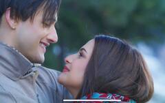 Asim Riaz संग ब्रेकअप की खबरों के बीच केदारनाथ मंदिर पहुंचीं Himanshi Khurana, मंदिर के सामने दिया पोज, देखें फोटोज