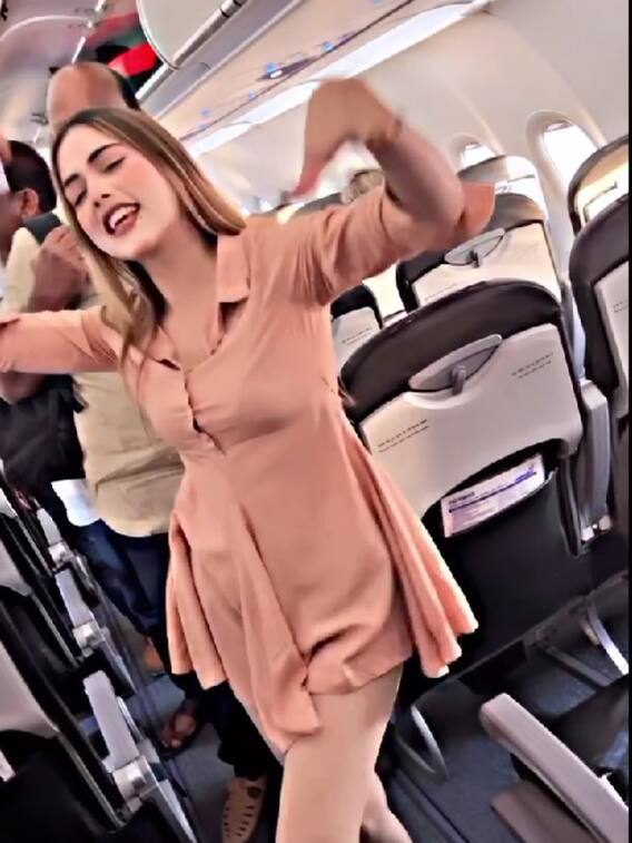 फ्लाइट में डांस करने लगी लड़की, वीडियो वायरल