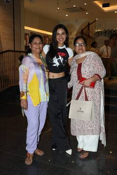 Jasmin Bhasin ने ‘मदर्स डे’ पर अपनी मां को गिफ्ट की ज्वेलरी, क्रॉप टॉप और पैंट पहने शोरूम के बाहर हुईं स्पॉट