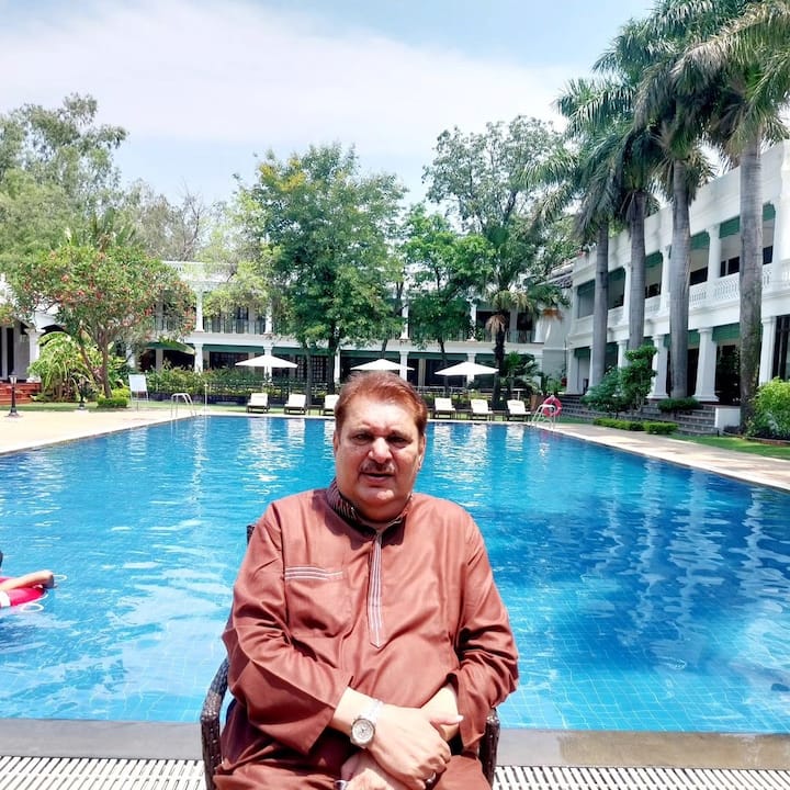 ऋषि कपूर और पद्मिनी कोल्हापूरे स्टारर फिल्म ‘प्रेम रोग’ में उम्दा एक्टिंग से लोगों के दिलों पर छाने वाले एक्टर रजा मुराद ने हाल ही में कपिल शर्मा शो में शिरकत की थी. जहां उन्होंने फैंस के साथ अपनी लाइफ के कई दिलचस्प किस्से शेयर किए.