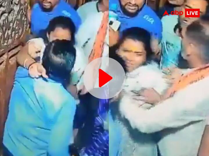 Madhya Pradesh omkareshwar temple female devotees beat temples security personnel MP News ann Watch: ओंकारेश्वर मंदिर के गर्भगृह में धक्का-मुक्की पर भड़के श्रद्धालु, मंदिर के सुरक्षाकर्मी को पीटा, Video Viral