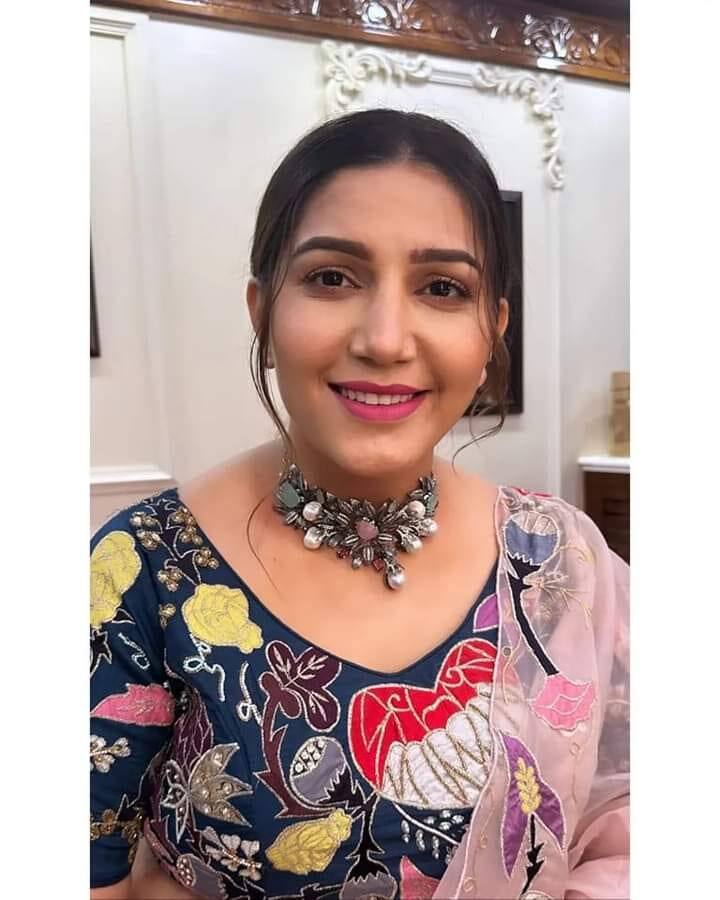 लल्लनटॉप को दिए इंटरव्यू में सपना चौधरी से सवाल किया गया कि भोजपुरी इंडस्ट्री में उनका सफर कैसा रहा था. इस सवाल को सुनते ही सपना चौधरी की हंसी निकल गई थी.