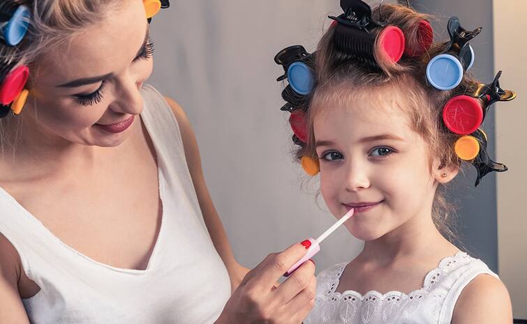 Lifestyle Do make-up on child's insistence, know its disadvantages Parenting Tips: બાળકની જીદ પર કરી આપો છો મેક-અપ, જાણો તેના ગેરફાયદા