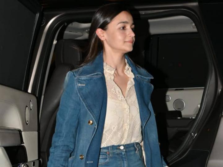 आलिया भट्ट व्हाइट टॉप, ब्लू डेनिम पैंट और लॉन्ग डेनिम जैकेट पहने नजर आईं. इस ड्रेस के साथ लिया ने स्लीपर्स पहने हुए थे.