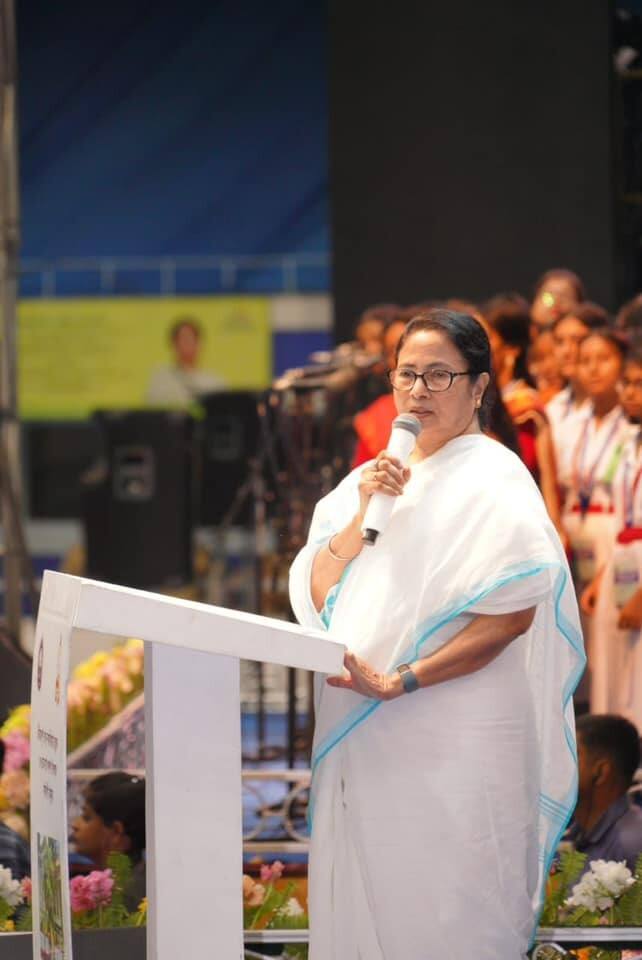 নবান্ন থেকে মুখ্যমন্ত্রী জানালেন, 'যতদূর লড়াই করতে হয়, রাজ্য সরকার সেটা করবে।'