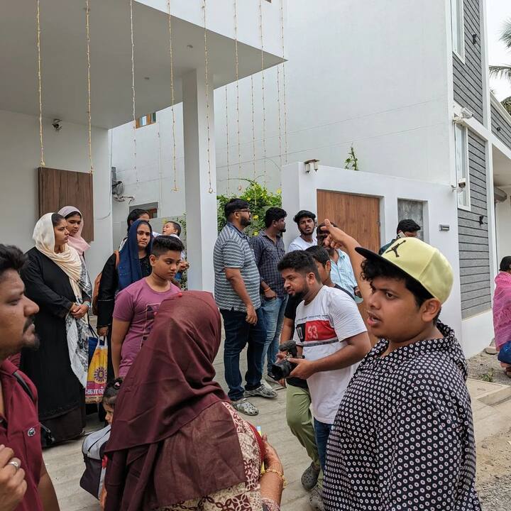 நண்பர்கள், உறவினர்கள் சூழ கோலகலமாக ஹல்தி விழா நடந்தது. திருமண மண்டபத்திற்கு செல்லும் போது எடுக்கப்பட்ட புகைப்படத்தை முதற்கொண்டு அடுத்தடுத்த அப்டேட்டை கொடுத்து வந்தார் இர்ஃபான்.