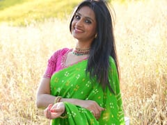 చిలకపచ్చ చీరలో అందాల లయ