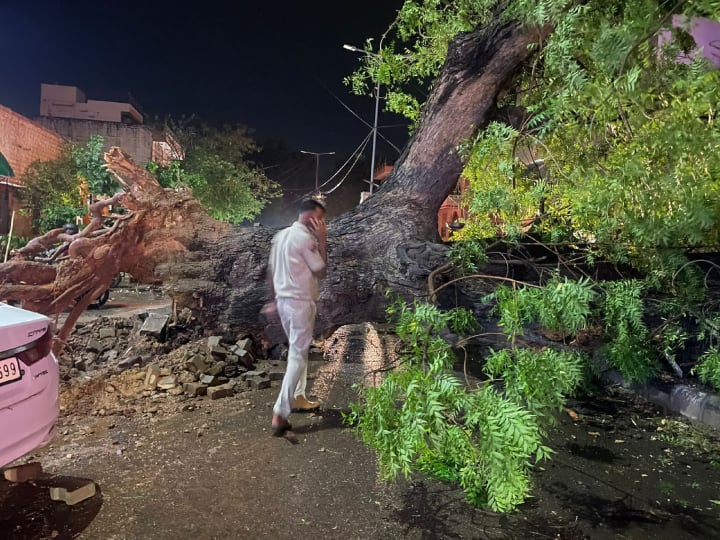 Rajasthan Weather: जोधपुर में मौसम ने बदला मिजाज, तेज आंधी के बाद बारिश ने गर्मी से दी राहत Rajasthan Weather Update Strong Storm rain relief from heat in Jodhpur Jaipur ka Mausam ANN Rajasthan Weather: जोधपुर में मौसम ने बदला मिजाज, तेज आंधी के बाद बारिश ने गर्मी से दी राहत