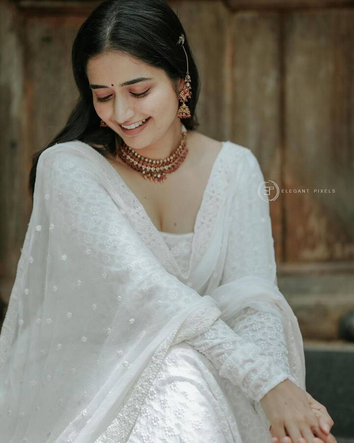 'అమిగోస్' తో తెలుగులోకి అడుగుపెట్టి,ప్రస్తుతం వరుస సినిమాలతో బిజీగా ఉంది అషిక.