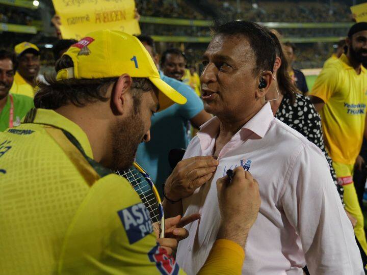 IPL 2023 CSK vs KKR match Legendry Sunil Gavaskar asked MS Dhoni for an autograph he gave on his shirt watch video IPL 2023: एमएस धोनी के फैन बने सुनील गावस्कर, CSK कैप्टन से शर्ट पर लिया ऑटोग्राफ, वीडयो में देखें खास मूमेंट