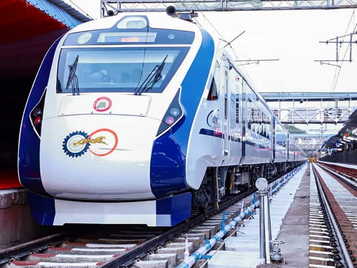 Vande Bharat Express Speed: देश में कई रूटों पर सेमी हाई स्पीड वाली वंदे भारत एक्सप्रेस ट्रेन चलाई जा रही है. चेन्नई से लेकर दिल्ली तक वंदे भारत एक्सप्रेस ट्रेनों की शुरूआत की जा चुकी है.