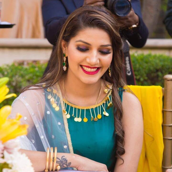 सपना चौधरी ने सवाल का जवाब देते हुए कहा कि -भोजपुरी इंडस्ट्री कैसी है सच मत सुनो कोई फायदा नहीं है. लेकिन आर्टिस्ट बहुत अच्छे हैं. और वो आर्टिस्ट भोजपुरी इंडस्ट्री के लिए बहुत काम भी कर रहे हैं.