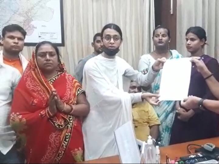 Akanksha Dubey Suicide Case Madhu Dubey and Kinnar Reached Varanasi Police Commissioner Office Demands CBI Investigation ANN Akanksha Dubey Suicide Case: आकांक्षा दुबे की मां के समर्थन में आए किन्नर, पुलिस कमिश्नर ऑफिस पहुंच की ये मांग