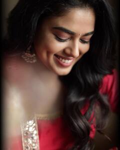 రెడ్ రోజ్ అందాలతో 'డింపుల్ క్వీన్' సిద్ధి ఇద్నానీ