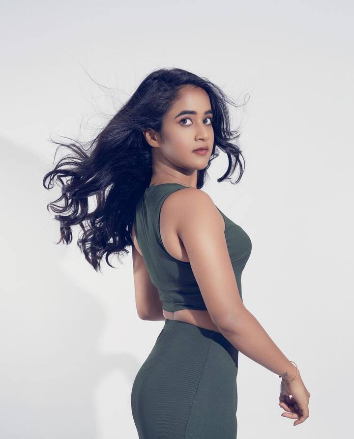 సోషల్ మీడియా సంచలనంగా పేరు తెచ్చుకుంది దీప్తి సునైనా. యూట్యూబర్ గా మంచి పేరు తెచ్చుకుంది.