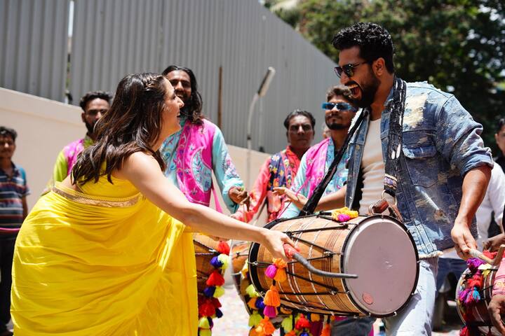 ঢোলে কাঠি সারা আলি খান (Sara Ali Khan) ও ভিকি কৌশলের (Vicky Kaushal)-এর। নাচের তালে, ঢাকের আড্ডায় জমিয়ে দিলেন নতুন ছবির ট্রেলার মুক্তির আসর।