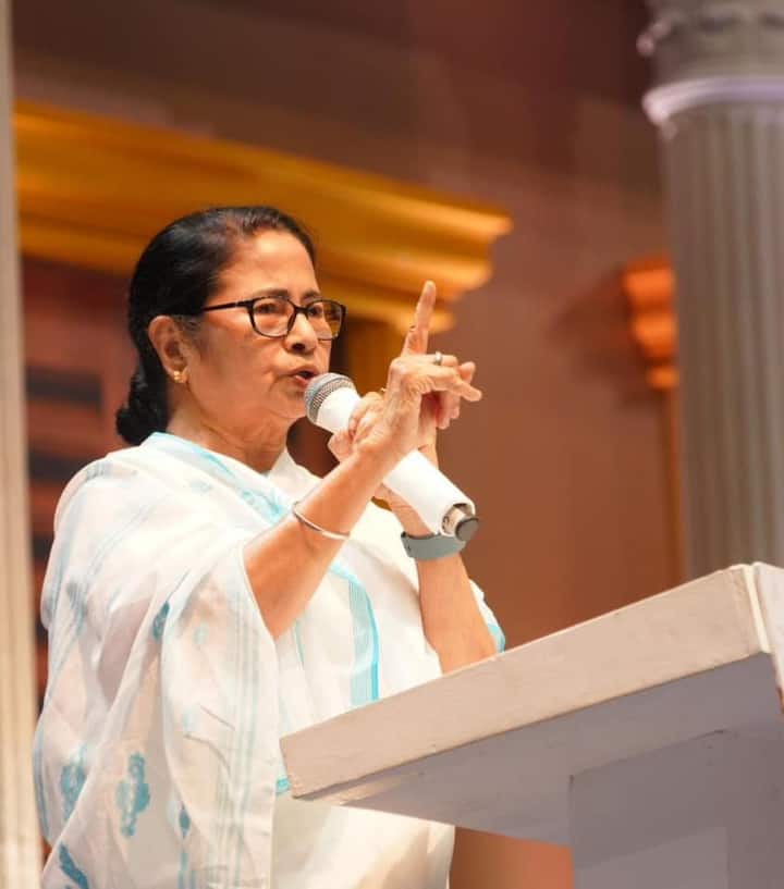 পাশাপাশি তিনি বলেন, “আর আমার ধারণা, আপনারা ভাল থাকবেন। এই কথাটা এই জন্যই বললাম, কারণ আমার কাছে বিভিন্ন খবর আসছে। অনেকে ডিপ্রেশনে ভুগছে। কখন কে কী একটা করে দেবে, তখন সেগুলো কি আমরা রক্ষা করতে পারব।’’