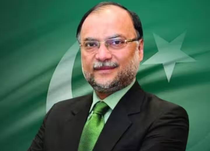 Pakistan PTI Chief Imran Khan Vs Ahsan Iqbal pakistani minister for planning and development says Imran Came Out As A Dirty Dealer 'इमरान साहब आप एक गंदे सौदागर..', पूर्व PAK पीएम पर शहबाज सरकार के मंत्री ने निकाली भड़ास, कौन से सीलबंद लिफाफे का किया जिक्र