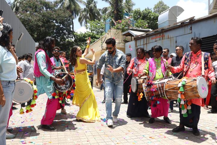 फिल्म के ट्रेलर लॉन्च पर सारा अली खान ने देसी लुक अपनाते हुए पीली साड़ी में कहर ढा दिया.