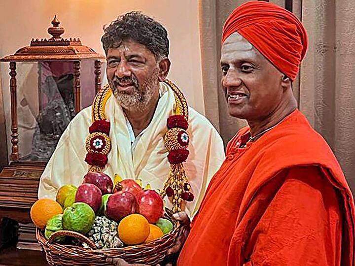 Karnataka Congress President DK Shivakumar met Siddaganga Mutt Pontiff Siddalinga Mahaswami, a day after the party's victory in the Karnataka Assembly elections in Tumkur district on Sunday. (Source: PTI)