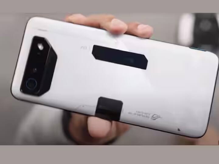 इस सीरीज के तहत कंपनी ने दो फोन लॉन्च किए थे जिसमें एक Asus ROG Phone 7 और दूसरा Asus ROG Phone 7 Ultimate है. Asus ROG Phone 7 की कीमत 74,999 रुपये है जबकि अल्टीमेट वेरिएंट की कीमत 99,999 रुपये है.