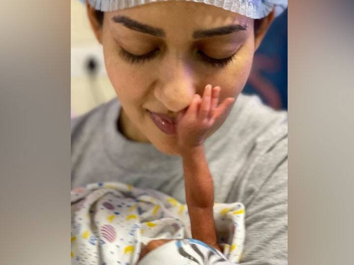 Vignesh Shivan posted unseen pictures of the Nayanthara getting emotional after the birth of their twins Nayanthara की ये अनसीन फोटो वायरल, अपने जुड़वा बच्चों को जब पहली बार हाथ में लेकर हुई थीं इमोशनल