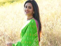 చిలకపచ్చ చీరలో అందాల లయ