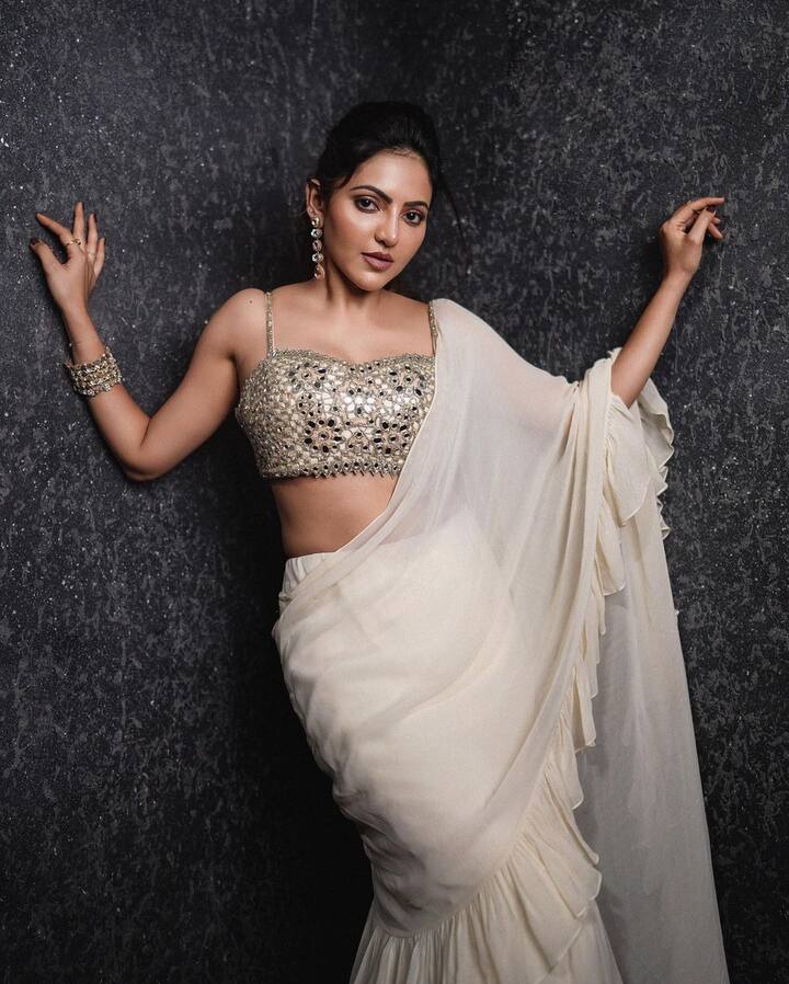 షార్ట ఫిల్మింస్ తో తన కెరీర్ ను మొదలుపెట్టిన అతుల్య తమిళనాట తన మెదటిసినిమాతోనే మంచి ఫ్యాన్ బేస్ ను కూడగట్టుకుంది.