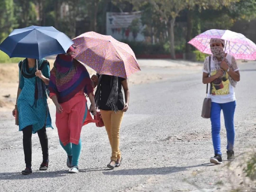 Tamil Nadu will experience moderate rain for the next 5 days due to westerly winds and convection, according to the Chennai Meteorological Department. TN Weather Update: கொளுத்தும் சூரியன்.. 100 டிகிரி பாரன்ஹீட்டை கடந்து பதிவாகும் வெப்பநிலை.. இன்றைய வானிலை நிலவரம் இதோ..