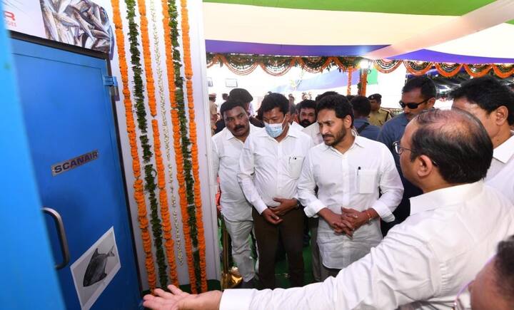 బటన్ నొక్కి మరీ లబ్ధిదారుల ఖాతాల్లో డబ్బులు జమ చేసిన సీఎం జగన్