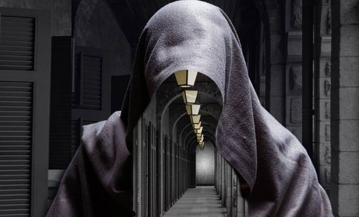 অতীত ভুলে ভবিষ্যতের পথে এগনোর কথা শোনা যায় অহরহই। কিন্তু মুখে বলা যত সহজ, কাজে করে দেখানো ততটাই কঠিন। সাফল্যের শিখরে পৌঁছেও পিছন ফিরে তাকাননি এমন মানুষ নেই।