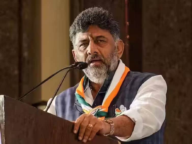 karnataka cm: dk shivakumar press meet at bengaluru airport before leaving to delhi Karnataka CM: ”கட்சிக்குள் பிளவை ஏற்படுத்த விரும்பவில்லை;முதுகில் குத்த மாட்டேன்” : டெல்லி செல்லும் முன் டி.கே சிவக்குமார்