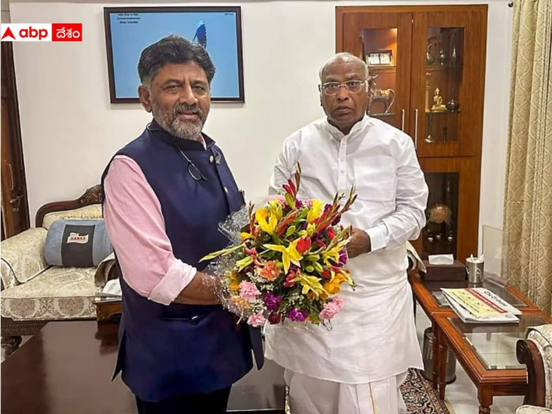 Karnataka New CM: డీకే శివకుమార్ తో ముగిసిన ఖర్గే భేటీ - సీఎం వ్యవహారం మంగళవారం తేలదా! Karnataka New CM Name May Be Announced Tomorrow Siddaramaiah DK Shivakumar Meets Mallikarjun Kharge in Delhi Karnataka New CM: డీకే శివకుమార్ తో ముగిసిన ఖర్గే భేటీ - సీఎం వ్యవహారం మంగళవారం తేలదా!