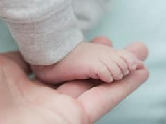 సీఎం ముందుకి కన్నబిడ్డను విసిరేసిన తండ్రి, ఎందుకో తెలిస్తే కన్నీరు పెట్టాల్సిందే!