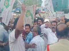 వేతనాలు పెంచాలంటూ పరిపాలనా భవనాన్ని ముట్టడించిన విశాఖ ఉక్కు పరిశ్రమ కార్మికులు