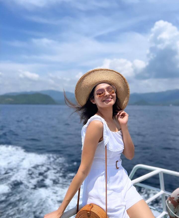 గులాబీ రంగు చీరలో హొయలుపోతూ ఆకట్టుకుంది.Photo Credit: Andrea Jeremiah/Instagram
