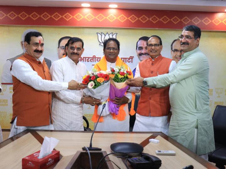 MP Politics: चुनाव से पहले कांग्रेस को झटका, अब इस पूर्व विधायक ने थाम बीजेपी का दामन Madhya Pradesh Politics former bsp mla and Congress leader satya prakash sakhwar joins bjp MP Politics MP Politics: चुनाव से पहले कांग्रेस को झटका, अब इस पूर्व विधायक ने थाम बीजेपी का दामन